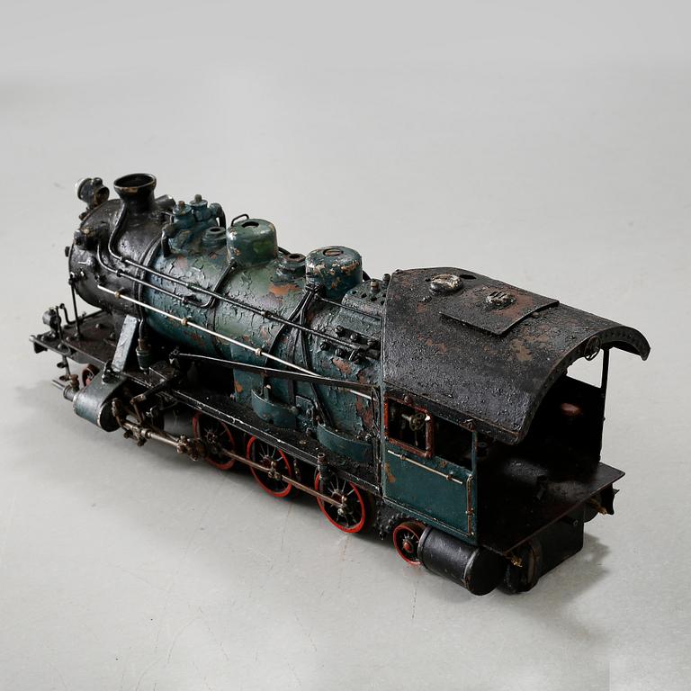 A steam engine with tender and a steam engine, probably England, first half of / mid 20th century.