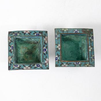 Ytterfoder, cloisonné på förgylld koppar, ett par, sen Qingdynasti / omkring 1900.