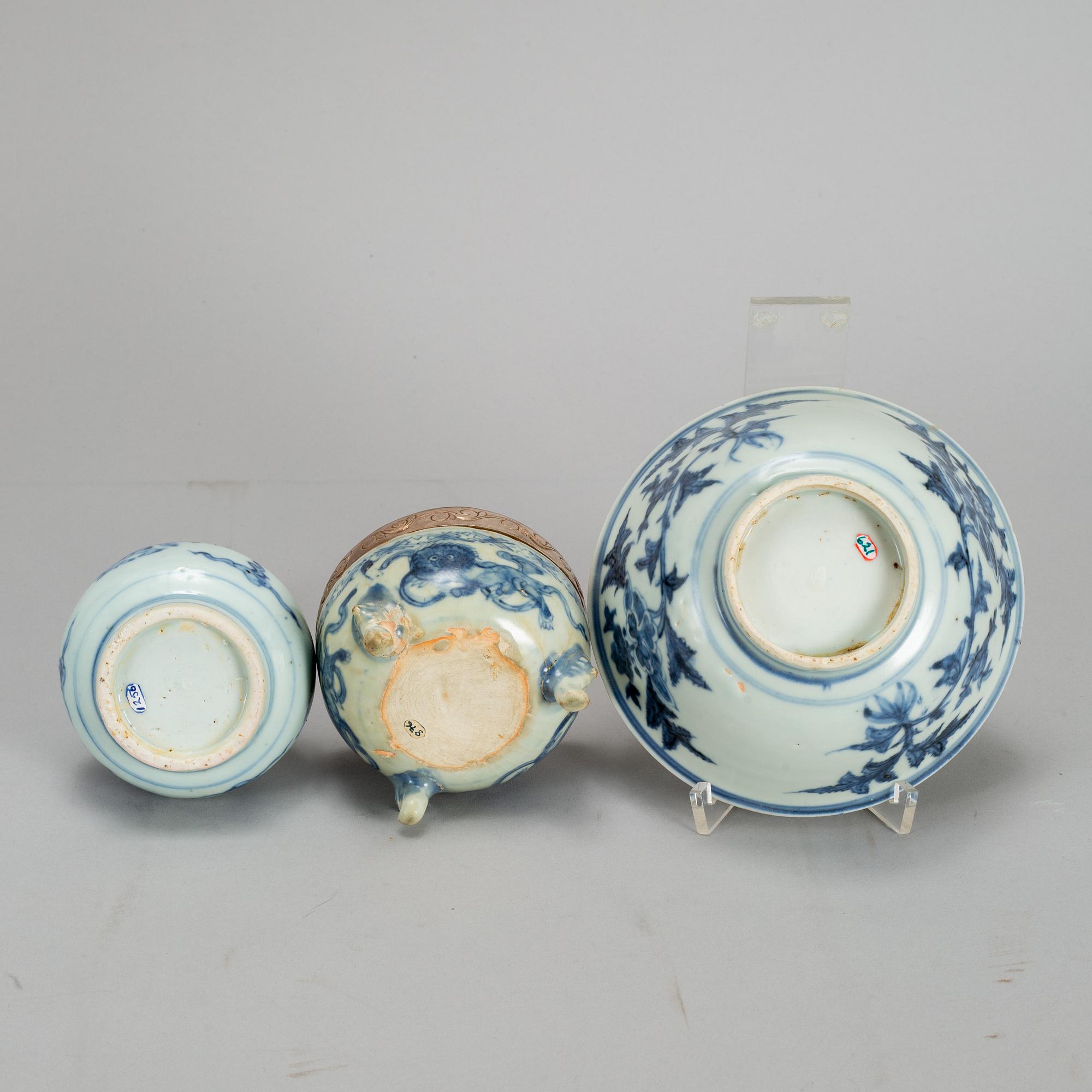 A group of blue and white porcelain, Ming dynasty, 17th Century. (3 pieces).