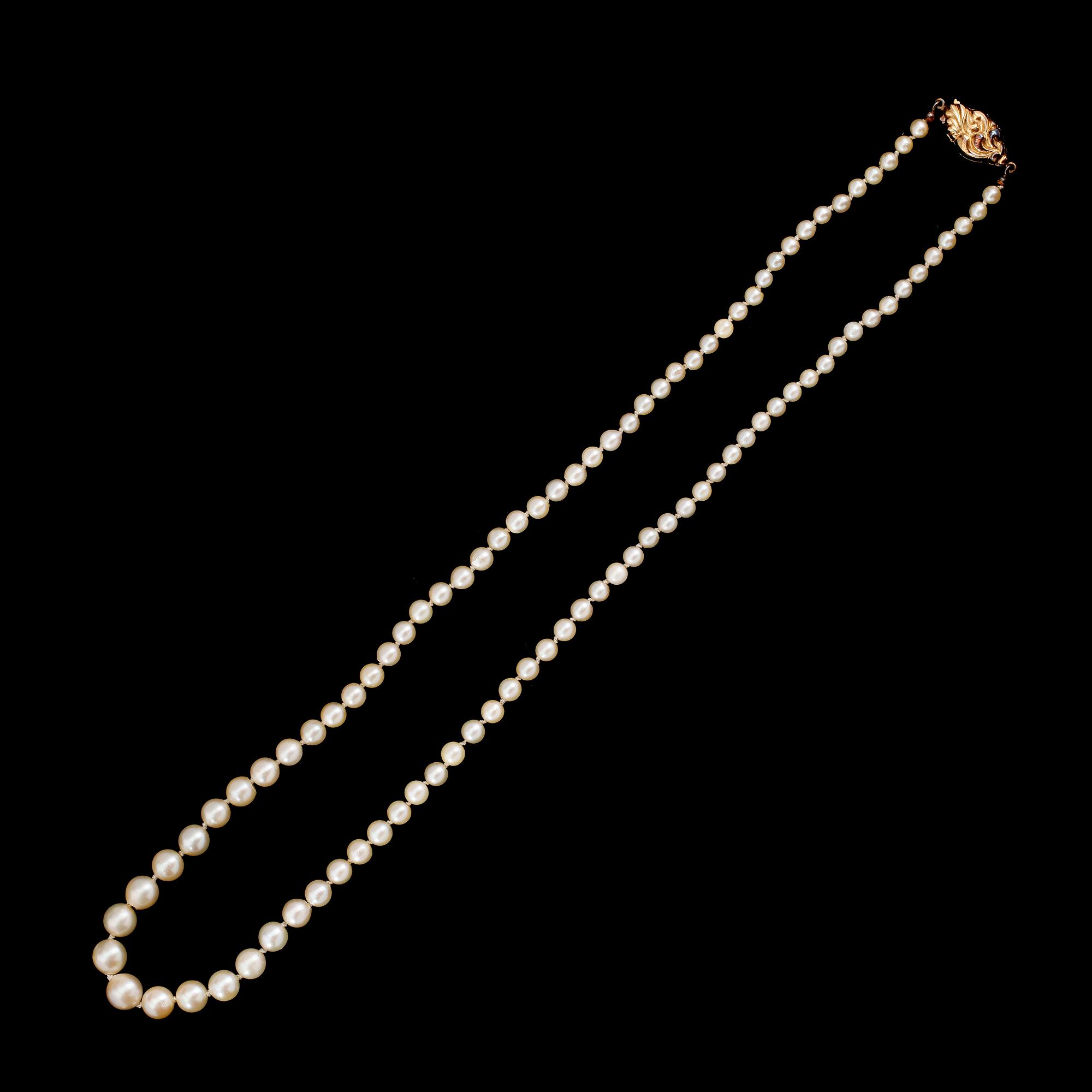 PÄRLCOLLIER, doserade odlade pärlor, lås av förgyllt silver.