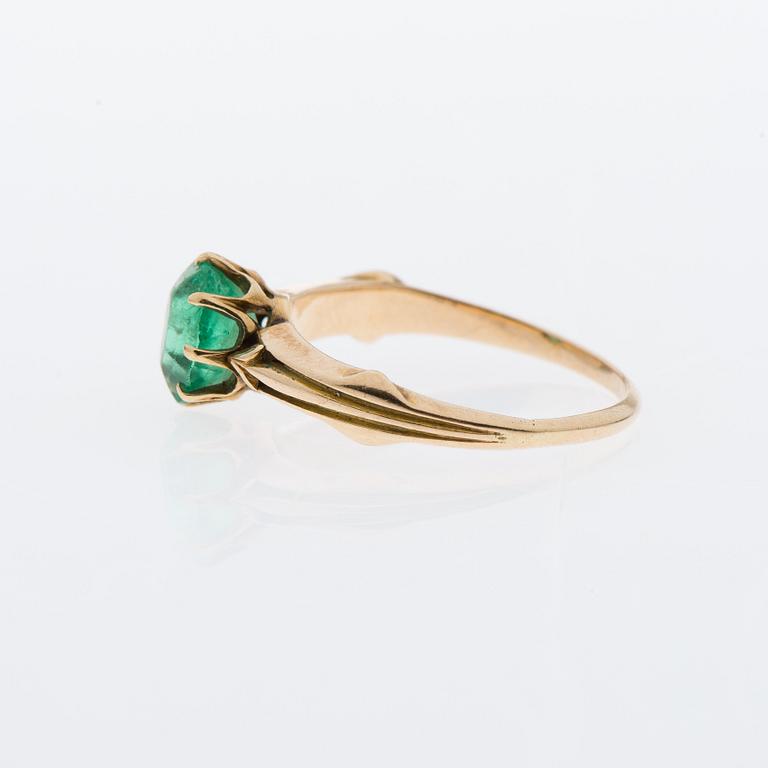 RING, fasettslipad smaragd, 14K guld, ryska stämplar.