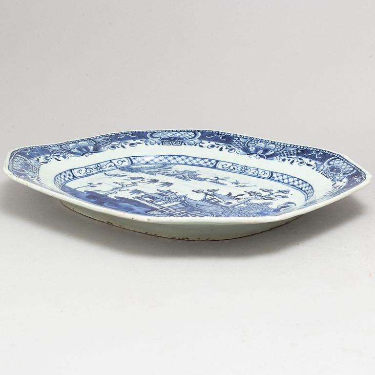 SERVERINGSFAT, SKÅLFAT, ett par, samt SKÅLAR, ett par, kompaniporslin. Qingdynastin, Qianlong (1736-95).