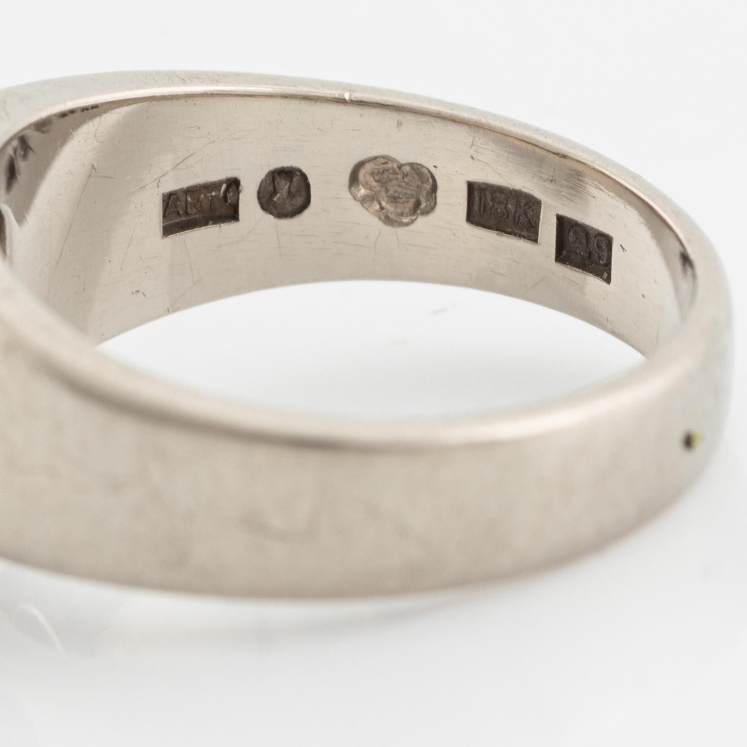 An 18K white gold ring set with diamonds.