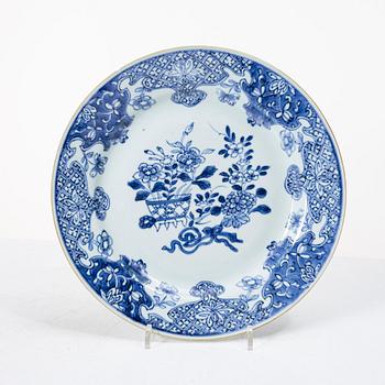 Tallrikar, 16 st, porslin, Kina, Qianlong (1736-95).
