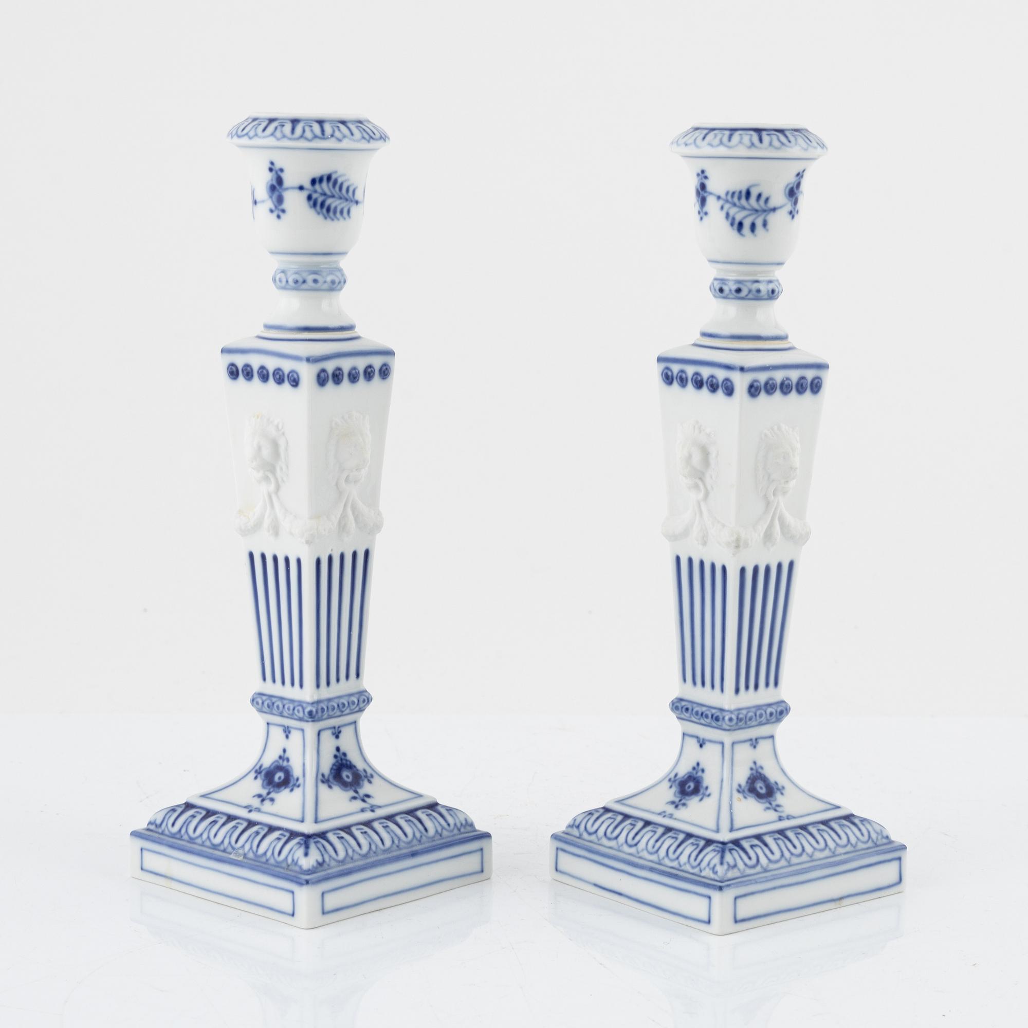 Royal Copenhagen, ljusstakar, ett par, porslin, "Musselmalet", Danmark, 1967-68.