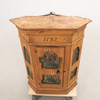 Hörnhängskåp, daterad 1782.