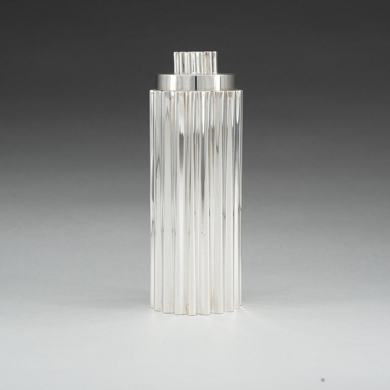 A Kay Fisker sterling cocktail shaker, A Michelsen, Copenhagen 1947.