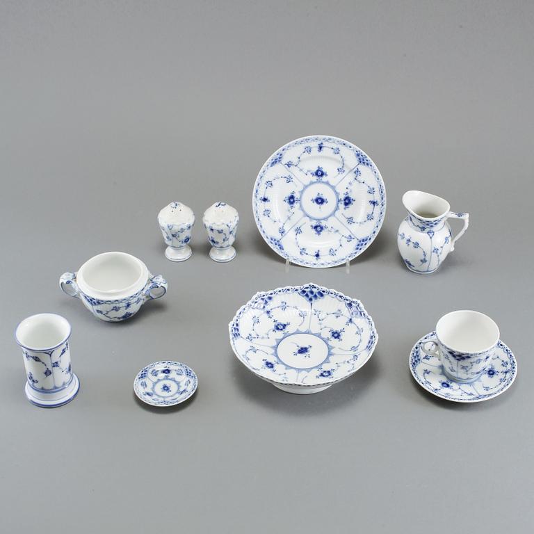 SERVISDELAR, 36 delar, porslin, "Musselmalet", Royal Copenhagen, 1900-tal.