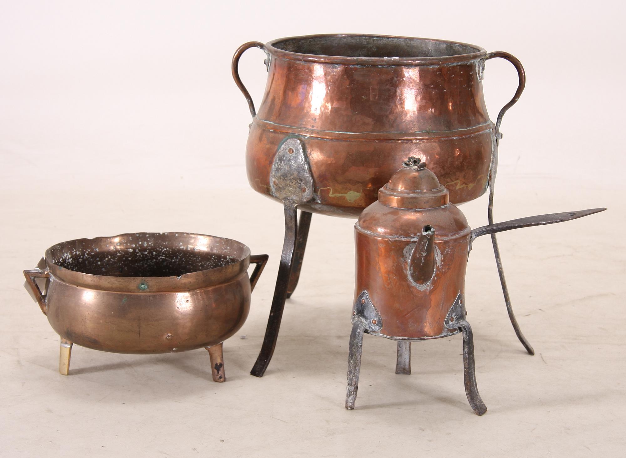 GRYTOR, 2 st, mässing resp koppar, samt KAFFEKANNA, koppar. 1800-tal.