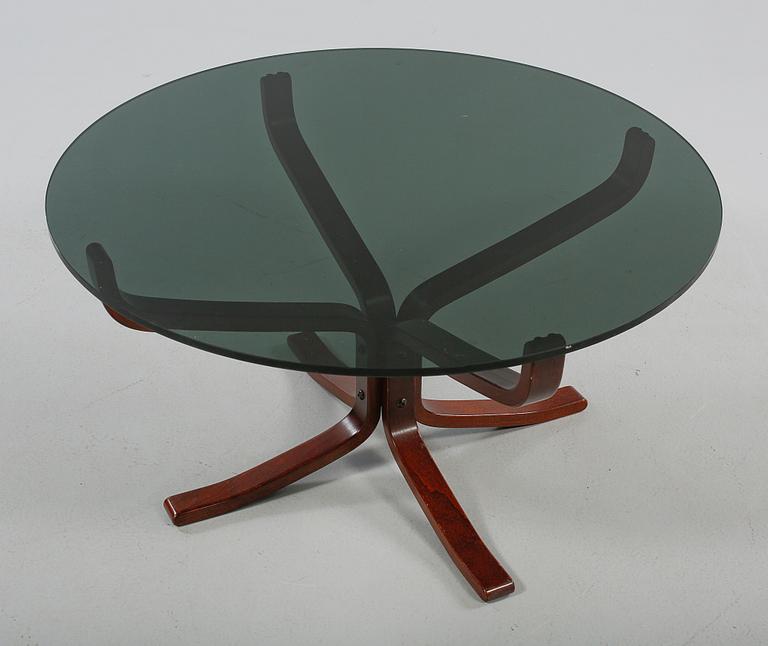 FÅTÖLJER, ett par, samt SOFFBORD, "Falcon chair", Sigurd Russel, Vatne möbler, Norge, 1970-tal.