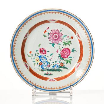 Tallrikar, 12 stycken samt ett fat, kompaniporslin. Qingdynastin, Qianlong (1736-95).