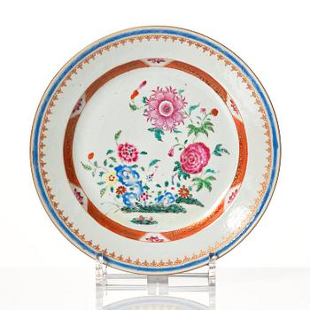 A set of 12 famille rose Chinese Export dinner plates and a serving dish, Qing dynasty, Qianlong (1736-95).