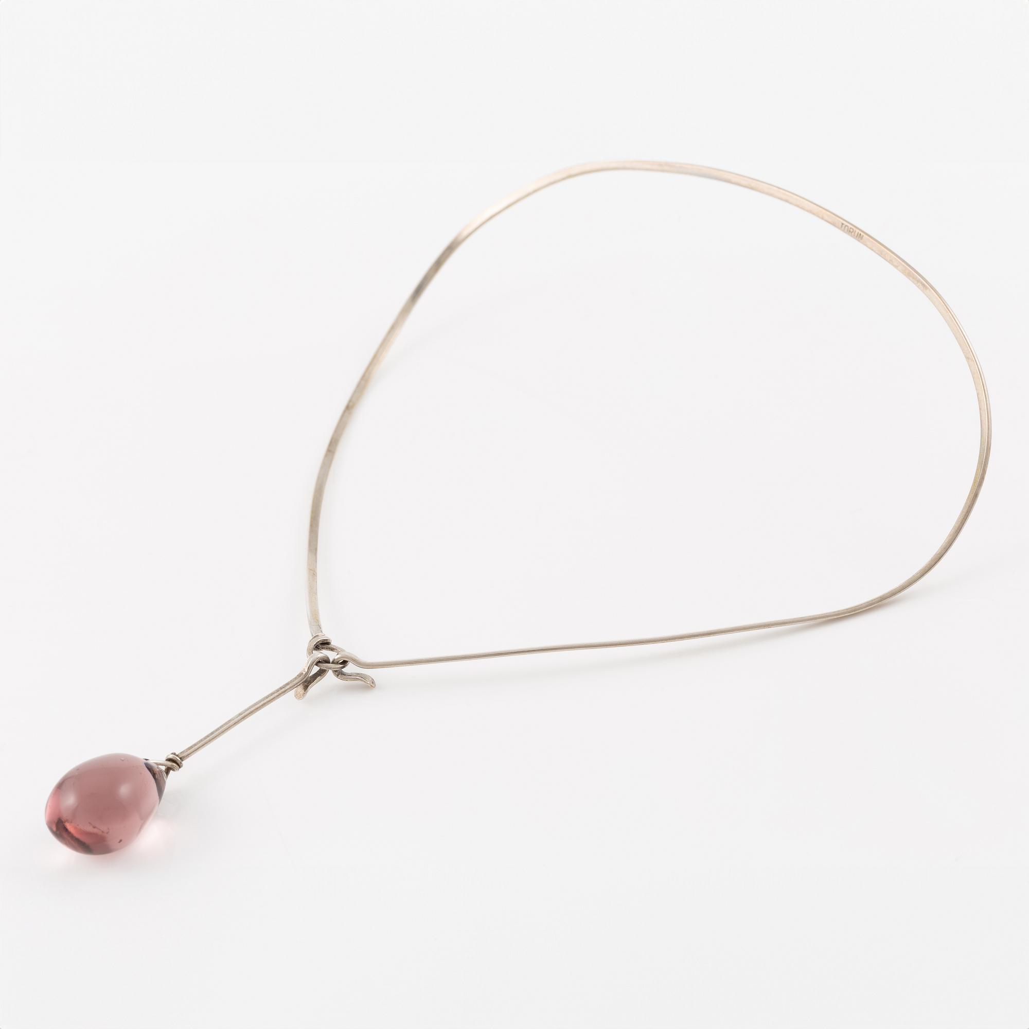 Vivianna Torun Bülow-Hübe, collier och örhängen, silver med lila-aprikosa glasdroppar.