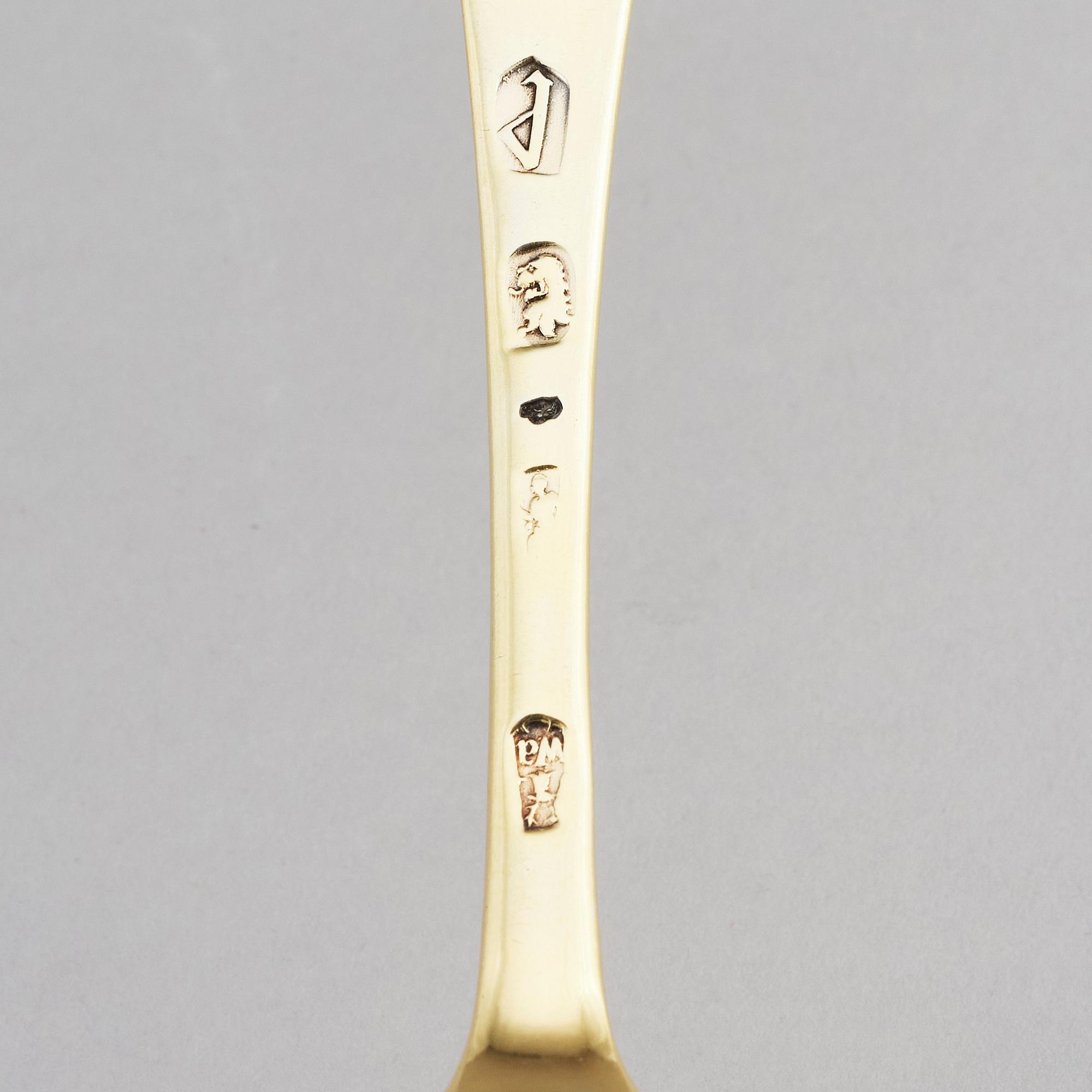 An English 18th century Hanoverian cutlery set with box, parcel-gilt silver, 121 pieces.