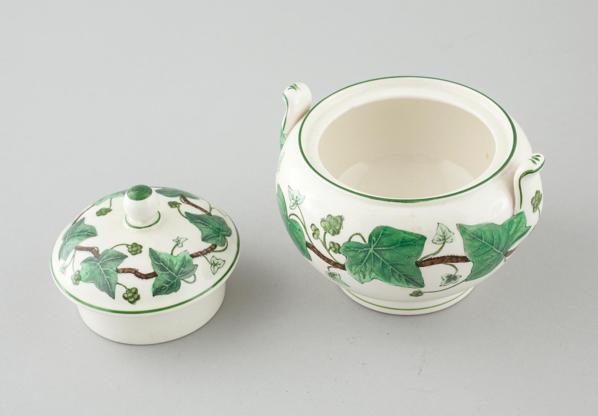 22 pieces of "Napoleon Ivy" in earthenware, made by Wedgewood, 20th century.