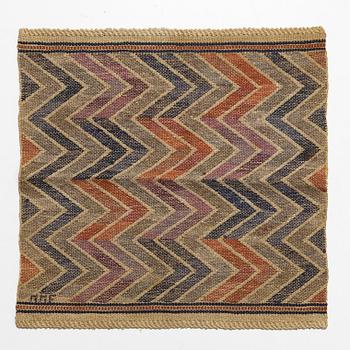 Märta Måås-Fjetterström, vävnad, inplock på linnebotten, sign MMF.