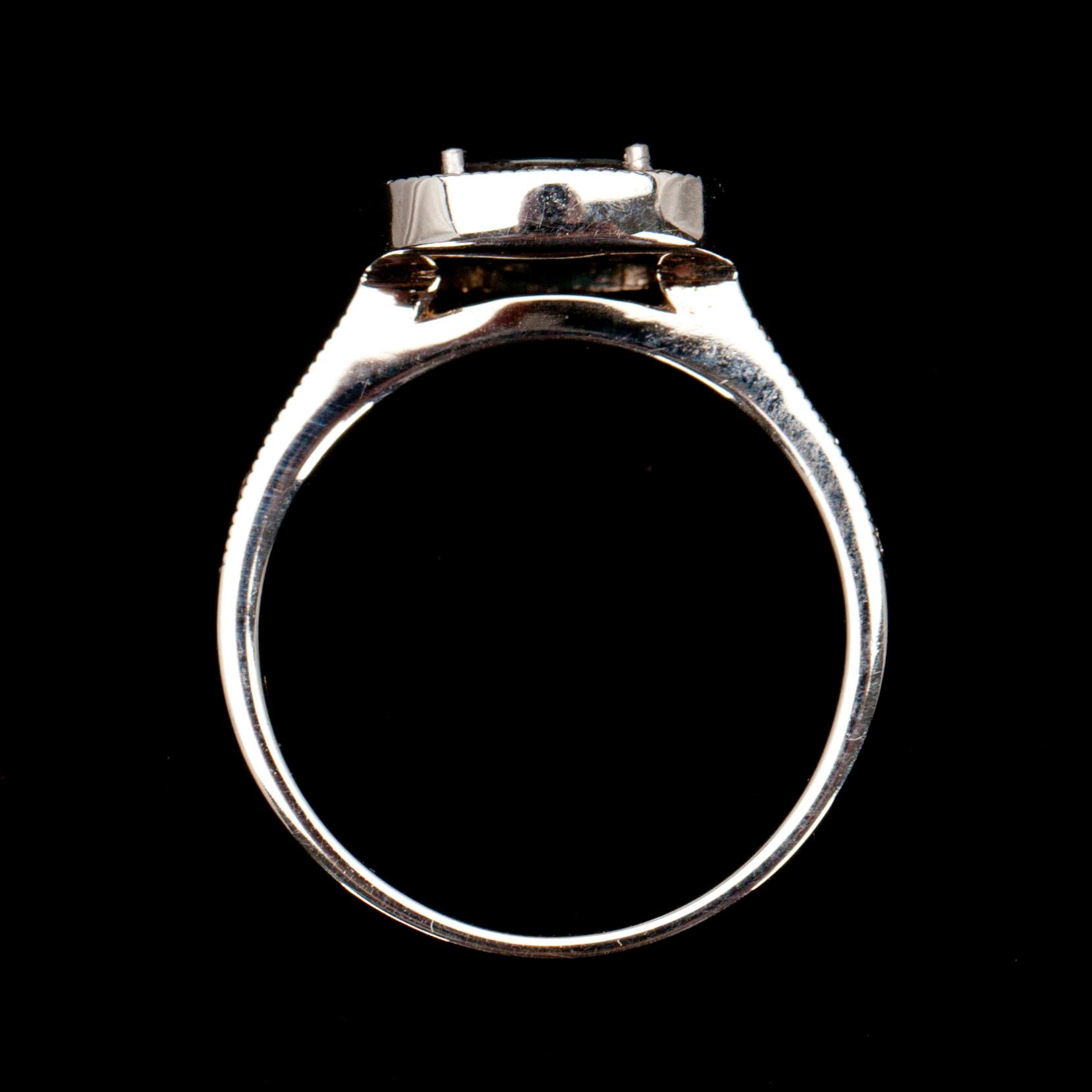 RING, vitguld 14K, fasettslipad safir 1,51 ct, briljantslipade diamanter tot. 0,58 ct. Vikt 5,3 g.