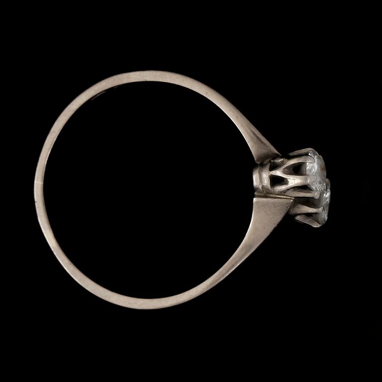 RING, vitguld 18K, två briljantslipade diamanter, 0,32 ct enligt gravyr, Göteborg 1966. Vikt ca 1,5 gram.