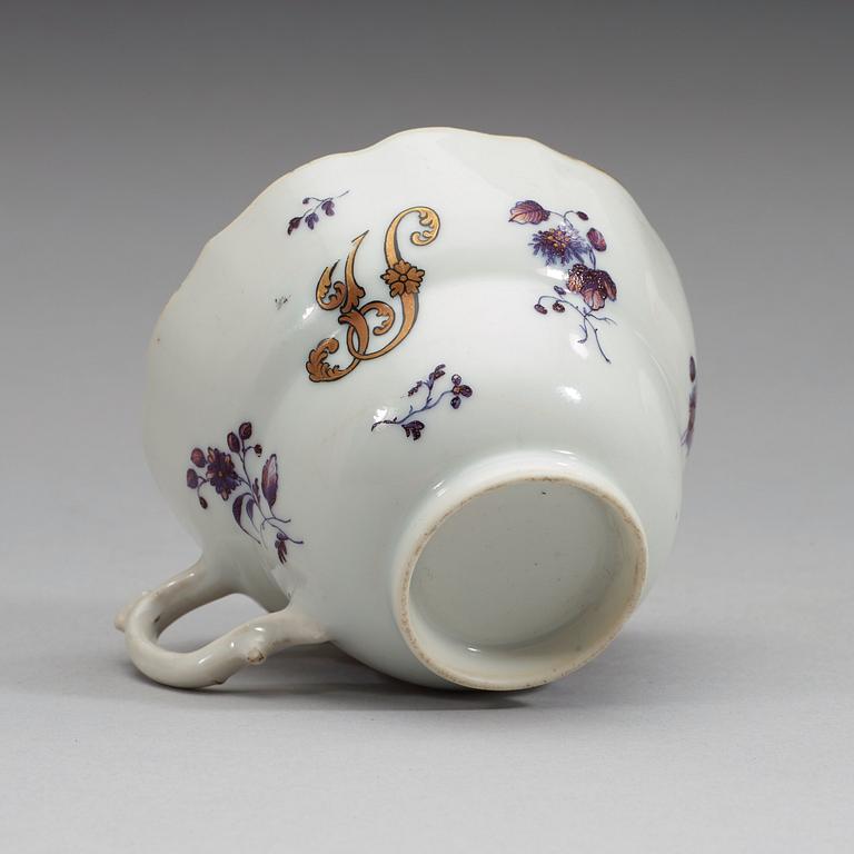 An armorial cup with stand Qing dynasty, Qianlong (1736-95), ca 1760.