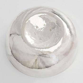 A. Tillander, skål, sterlingsilver och emalj. Helsingfors 2005.