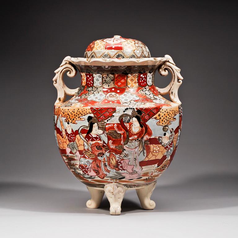 URNA MED LOCK, flintgods. Satsuma, Japan, 1900-talets början.