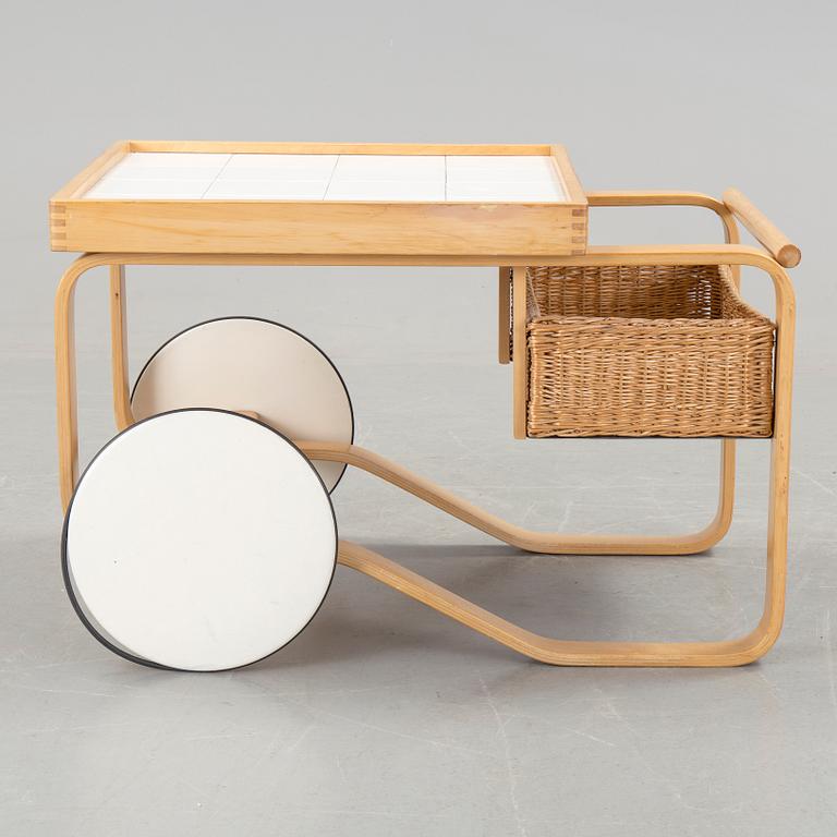 ALVAR AALTO, serveringsvagn, modell 900, Artek, Finland, 1900-talets andra hälft. Modellen formgiven 1937.