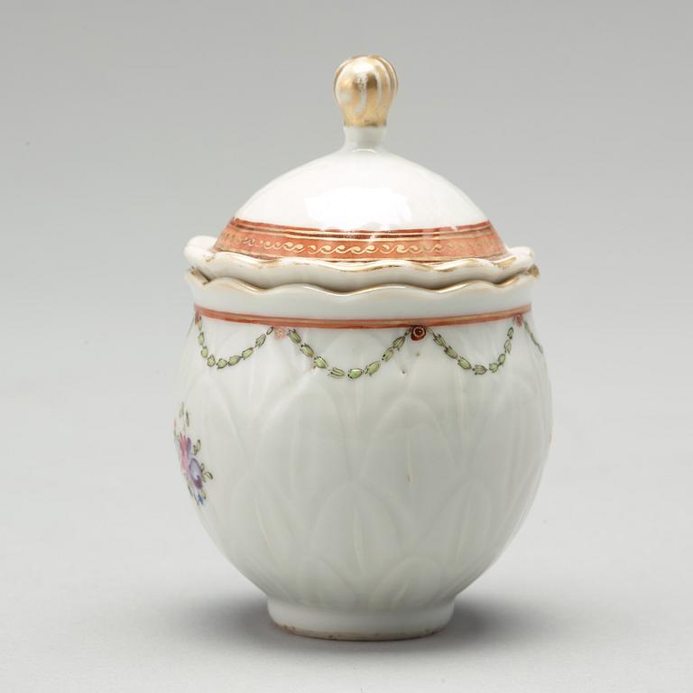 A part dinner service, Qing dynasty, Qianlong (1736-1820). (19 pieces).