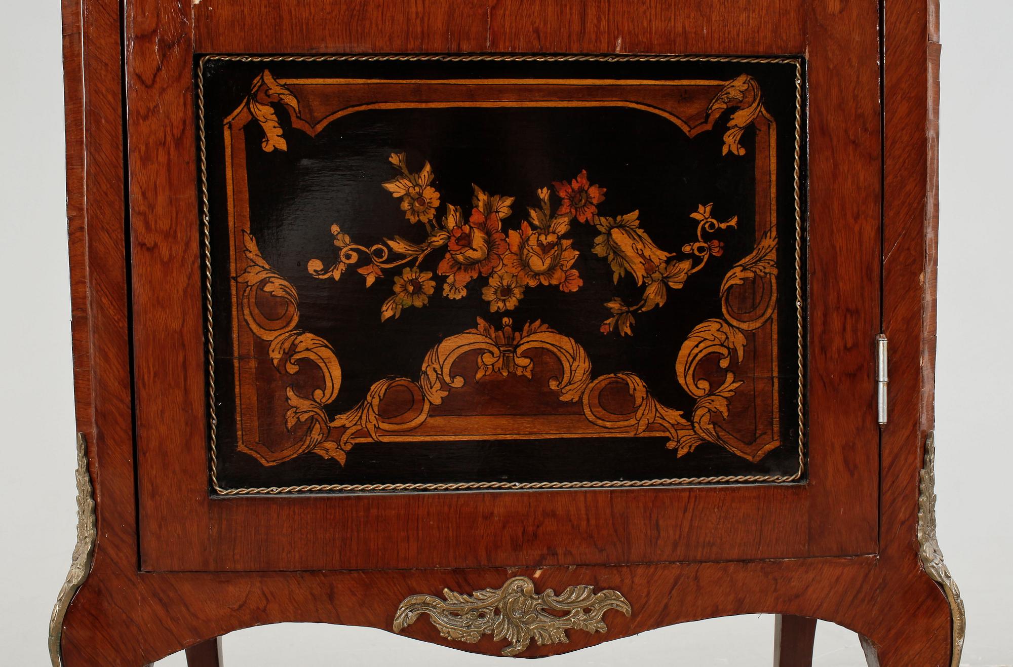 VITRINSKÅP, Louis XVI-stil, 1900-tal.