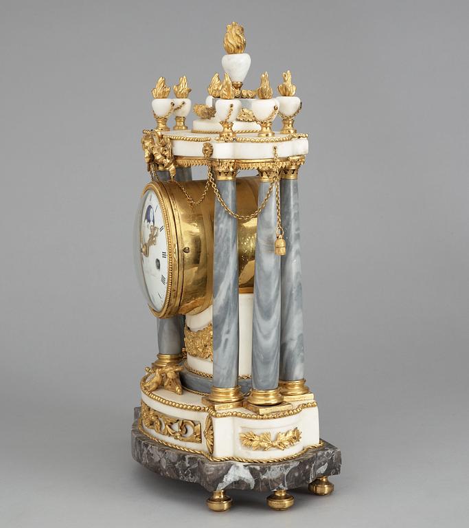 BORDSPENDYL. Frankrike, 1700-talets slut. Louis XVI.