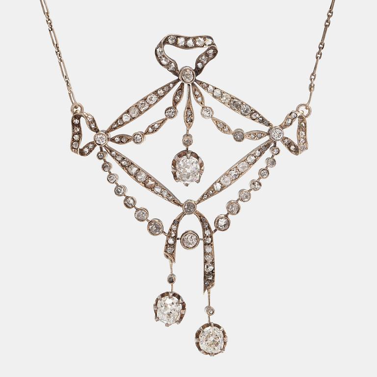 A belle époque necklace/brooch in silver-platinum with old and rose-cut diamonds ca 2.50 ct in total. Early 20th century.