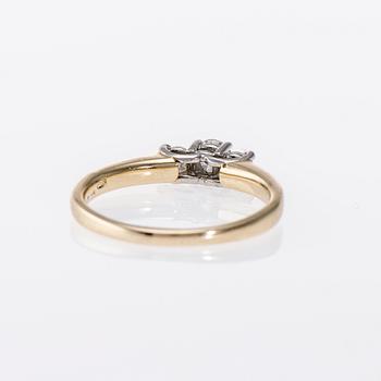 RING, 14K guld, 3 diamanter, totalt 0,42 ct. Vikt 2,9 g.