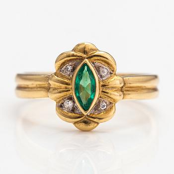 An 18K gold ring with diamonds ca. 0.02 ct and an emerald. Finnish import marks.