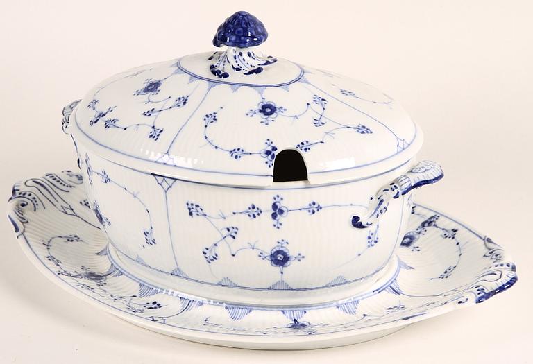 TERRIN MED LOCK OCH FAT, porslin, "Musselmalet", Royal Copenhagen.