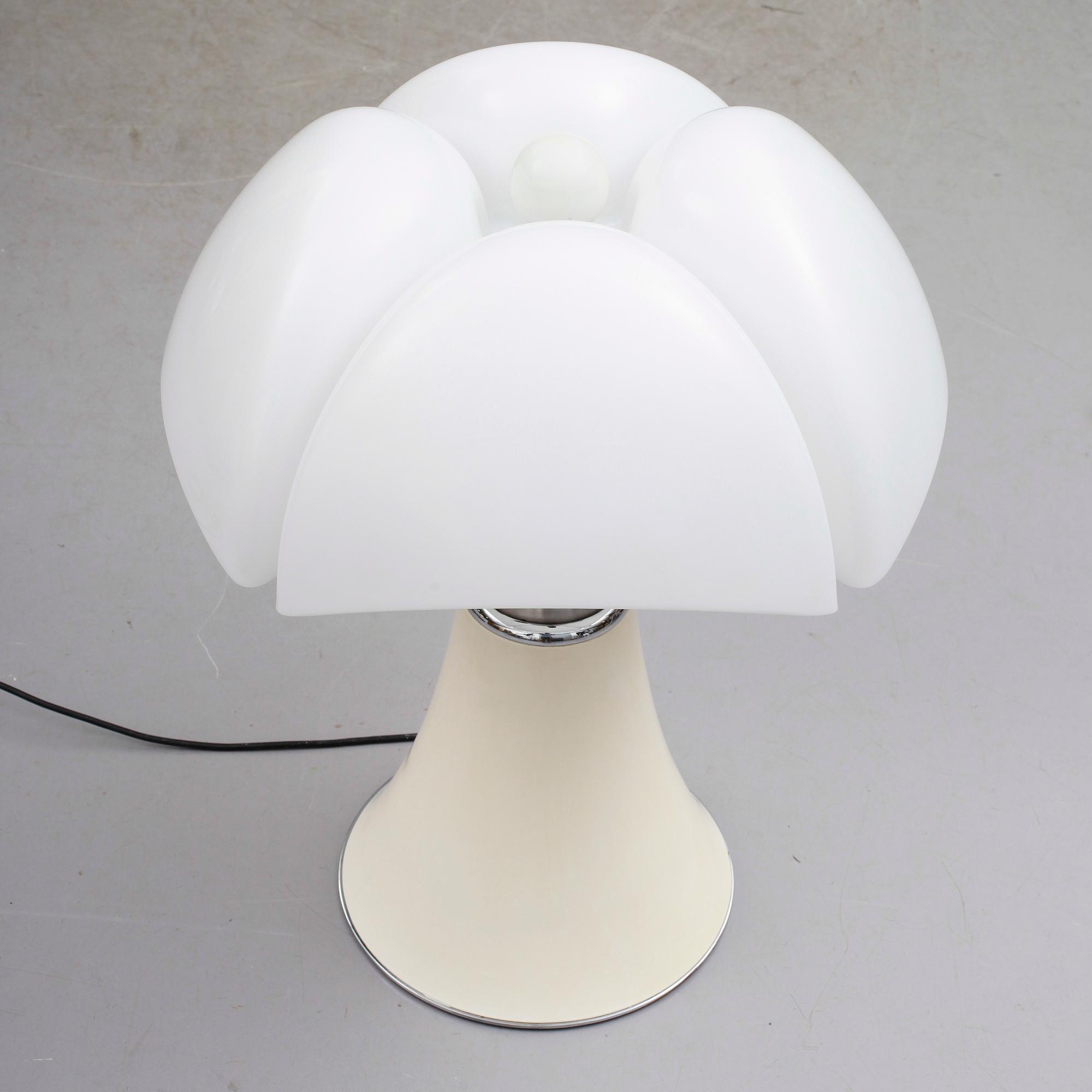 BORDSLAMPA, "Pipistrello", Gae Aulenti för Martinelli Luce, formgiven 1965.