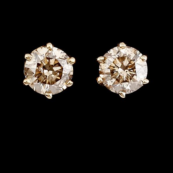 ÖRHÄNGEN, 1 par, 14 k guld, solitära briljantslipade diamanter tot ca 0.57 ct.