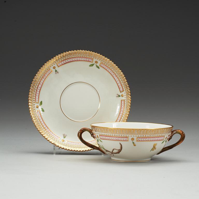BULJONGKOPPAR med FAT, 12 stycken, porslin. "Flora Danica", Royal Copenhagen, Danmark, 1900-tal.