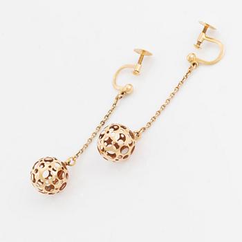 Liisa Vitali, 18K gold earrings and pendant with chain.