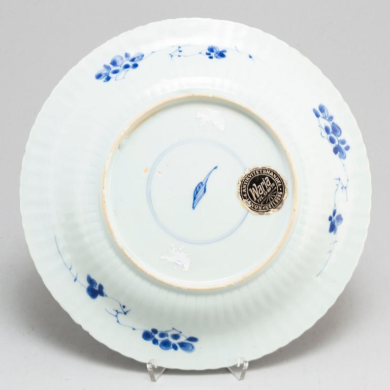 A blue and white dish, Qing dynasty, Kangxi (1662-1722).