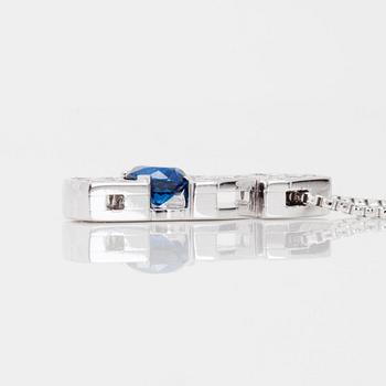 COLLIER med safir 1.43ct samt diamanter totalt 0.55ct.