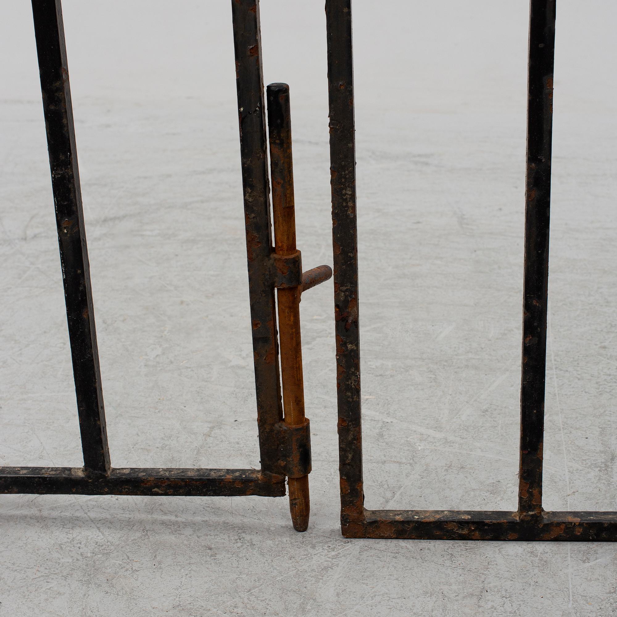 GRINDAR, ett par, smidesjärn, tidigt 1900-tal.