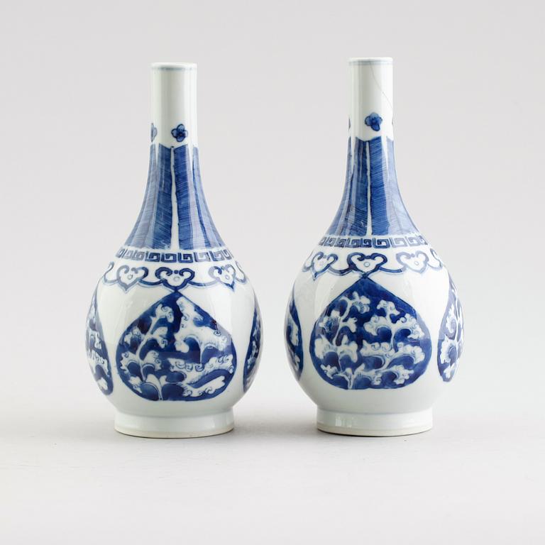 VASER, 1 par, porslin, Kina, sannolikt 1800-tal.