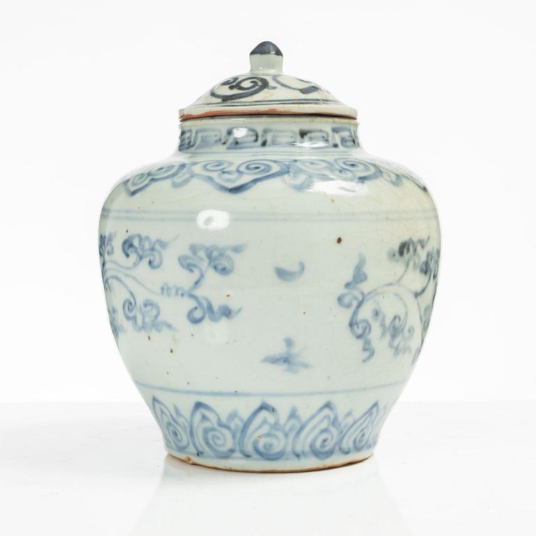 A Chinese blue and white porcelain jar, Ming dynasty (1368-1644).