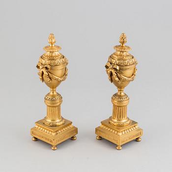 A pair of Empire style bronze cassolettes, 19/20th Century.