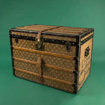 LOUIS VUITTON, monogram trunk.