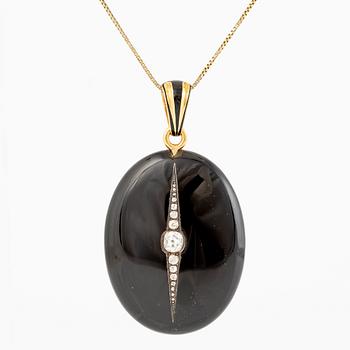 Medallion, 18K gold, onyx, black enamel, and old-cut diamonds, late 19th century.