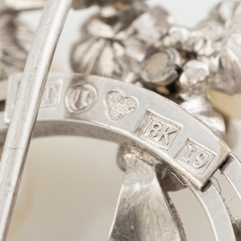 Brosch 18K vitguld med odlade pärlor samt runda briljant- och åttkantslipade diamanter.