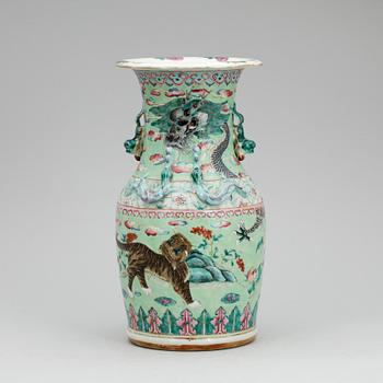 PRAKTVAS, porslin, Kina 1800-tal.