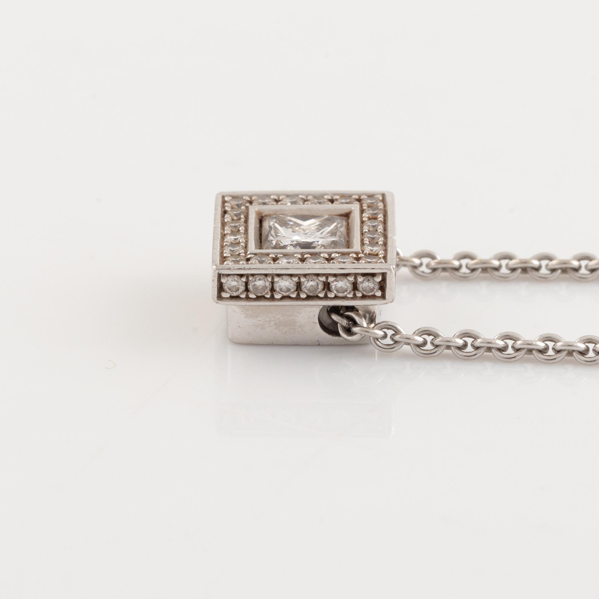 Pendant in white gold with princess-cut diamond and brilliant-cut diamonds. With chain.