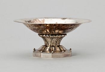 SKÅLFAT PÅ FOT, sterling silver, modell 42B, Georg Jensen, Danmark, formgiven 1910/20-tal.
