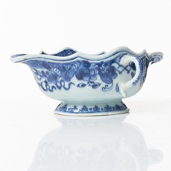 A Chinese blue and white export porcelain sauce boat and a sauce bowl, Qing dynasty, Qianlong (1736-95).
